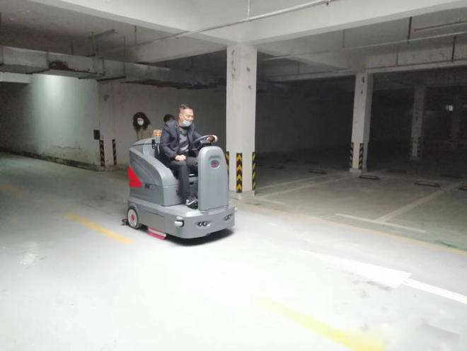 常德小区物业保洁不用人力改用驾驶式洗地机了